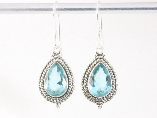 Bewerkte zilveren oorbellen met blauwe topaas afbeelding 4