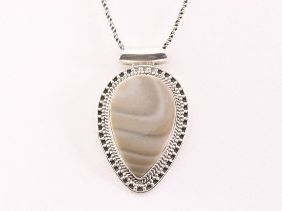 Bewerkte zilveren hanger met flint agaat aan ketting afbeelding 1