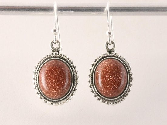 Bewerkte ovale zilveren oorbellen met goudsteen afbeelding 4