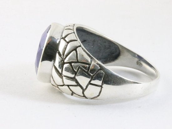 Zware bewerkte zilveren ring met blauwe saffier afbeelding 2