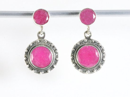 Ronde bewerkte zilveren oorstekers met robijn afbeelding 1