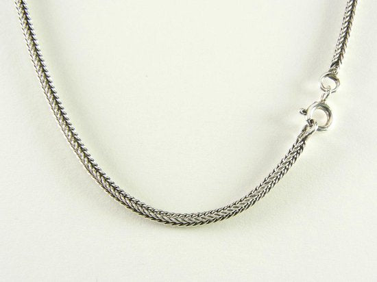 Bewerkte zilveren hanger met labradoriet aan vossenstaart ketting afbeelding 4