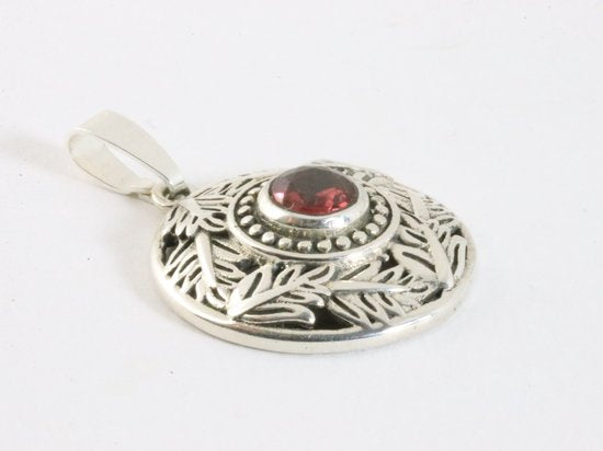 Ronde bewerkte zilveren hanger met granaat aan ketting afbeelding 2
