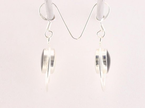 Ronde opengewerkte zilveren oorbellen met onyx afbeelding 2