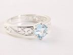 Fijne opengewerkte zilveren ring met blauwe topaas afbeelding 1