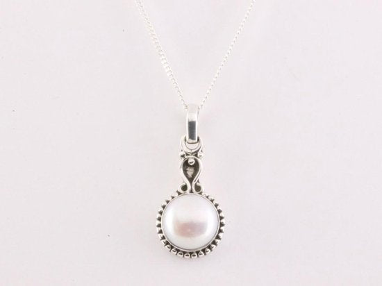 Fijne bewerkte zilveren hanger met witte parel aan ketting afbeelding 4