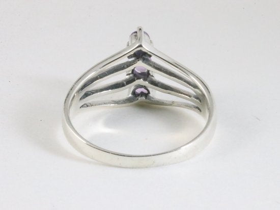 Opengewerkte hoogglans zilveren ring met 3 amethist stenen afbeelding 3