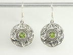 Ronde opengewerkte zilveren oorbellen met peridoot afbeelding 4