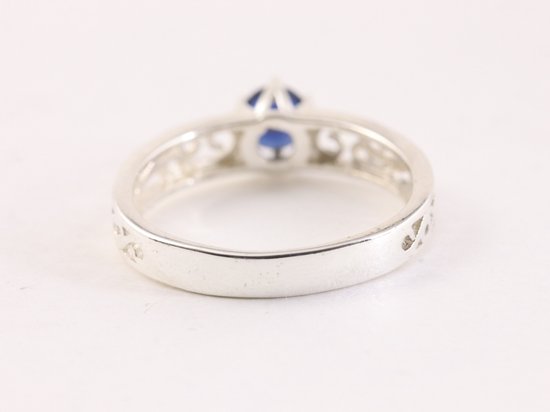 Fijne opengewerkte zilveren ring met blauwe saffier afbeelding 3