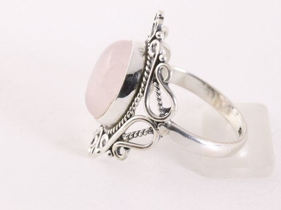 Opengewerkte zilveren ring met rozenkwarts afbeelding 2