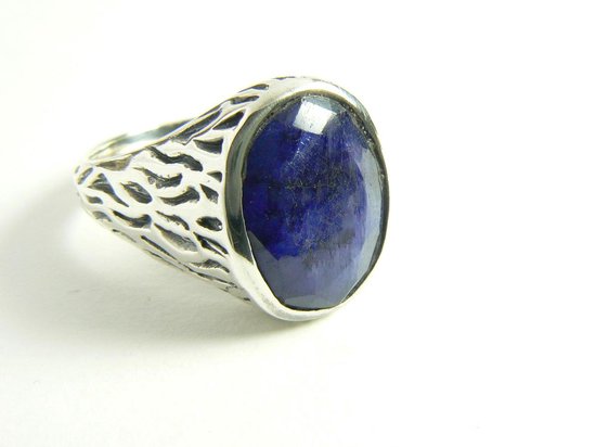Bewerkte zilveren herenring met met blauwe saffier afbeelding 1