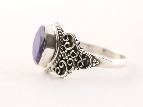 Bewerkte zilveren ring met blauwe saffier afbeelding 2