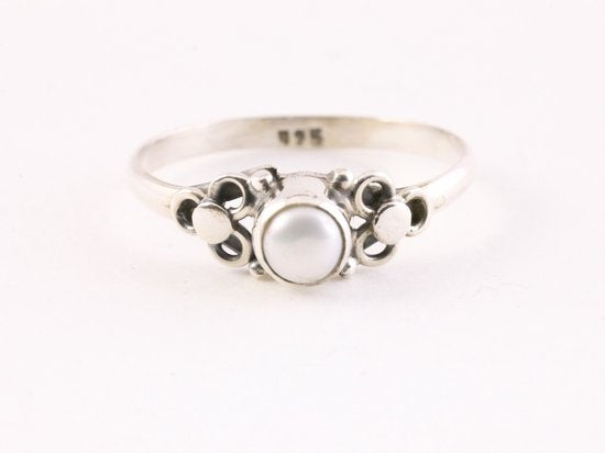 Fijne bewerkte zilveren ring met parel afbeelding 4