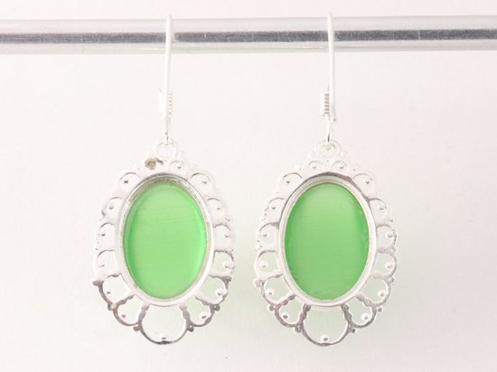 Opengewerkte zilveren oorbellen met groene opaal afbeelding 3