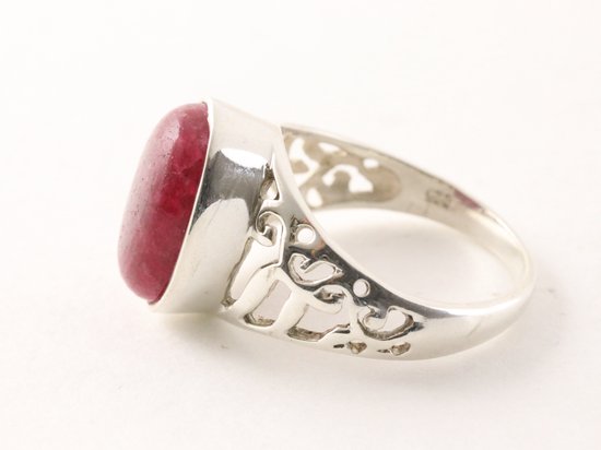 Opengewerkte zilveren ring met robijn cabochon afbeelding 2