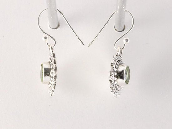 Bewerkte zilveren oorbellen met peridoot afbeelding 2