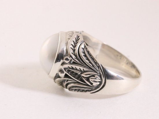 Zware bewerkte zilveren ring met witte mabe parel afbeelding 2