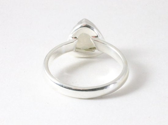 Hoogglans zilveren ring met regenboog maansteen afbeelding 3