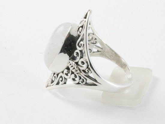 Opengewerkte zilveren ring met regenboog maansteen afbeelding 2