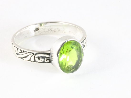 Fijne bewerkte zilveren ring met peridoot afbeelding 1