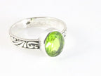 Fijne bewerkte zilveren ring met peridoot afbeelding 1