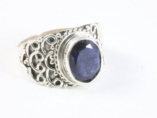Bewerkte zilveren ring met blauwe saffier afbeelding 1