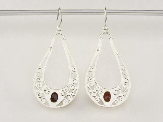 Lange opengewerkte zilveren oorbellen met granaat afbeelding 4