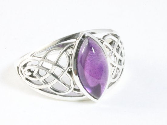 Opengewerkte zilveren ring met amethist afbeelding 1