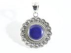 Ronde bewerkte zilveren hanger met lapis lazuli afbeelding 1