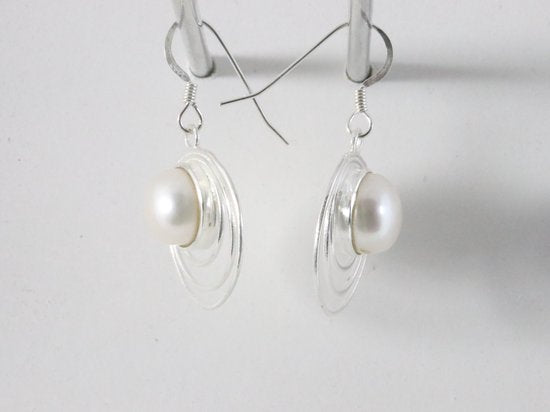 Ronde opengewerkte zilveren oorbellen met zoetwater parel afbeelding 2