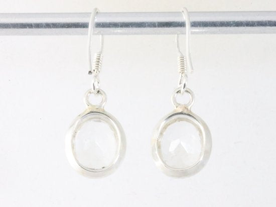 Fijne ovale zilveren oorbellen met bergkristal afbeelding 2