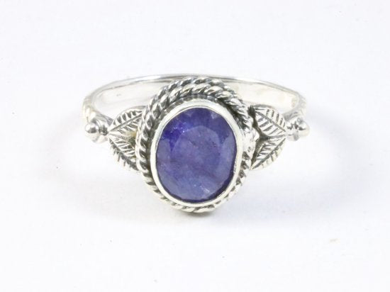 Fijne bewerkte zilveren ring met blauwe saffier afbeelding 4
