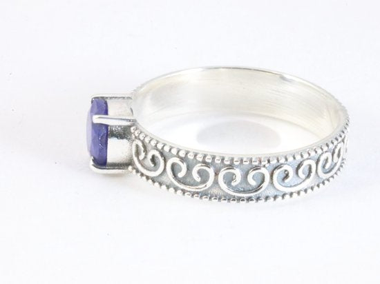 Fijne bewerkte zilveren ring met blauwe saffier afbeelding 2