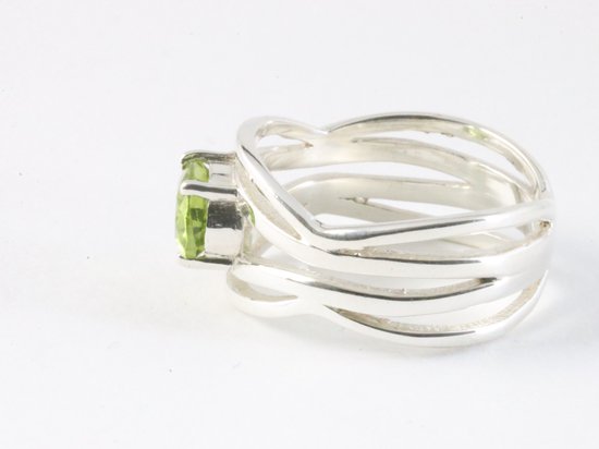 Opengewerkte zilveren ring met peridoot afbeelding 2