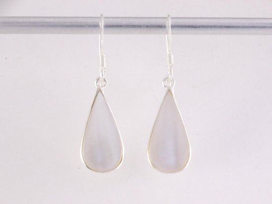 Druppelvormige zilveren oorbellen met parelmoer afbeelding 4