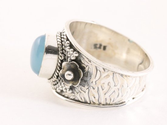 Bewerkte zilveren ring met blauwe chalcedoon afbeelding 2