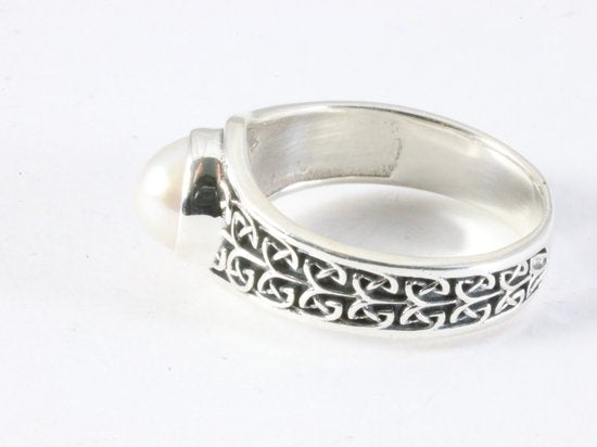 Bewerkte zilveren ring met parel afbeelding 2