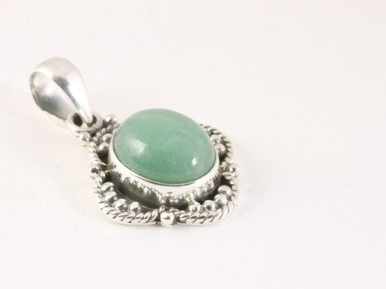 Bewerkte zilveren hanger met jade aan ketting afbeelding 2