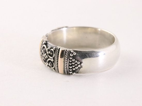 Traditionele bewerkte zilveren ring met 18k gouden banden afbeelding 2