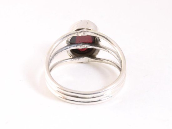 Opengewerkte zilveren ring met granaat afbeelding 3