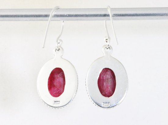 Bewerkte ovale zilveren oorbellen met robijn afbeelding 2