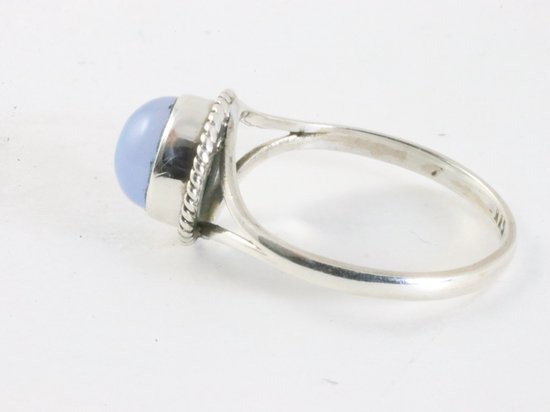 Fijne bewerkte ronde zilveren ring met blauwe chalcedoon afbeelding 2