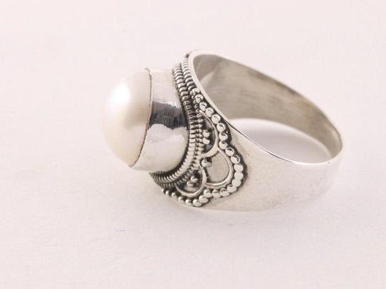 Bewerkte zilveren ring met zoetwater parel afbeelding 2