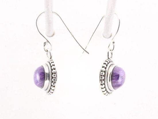 Fijne bewerkte ronde zilveren oorbellen met charoiet afbeelding 2