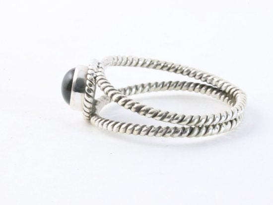 Opengewerkte zilveren ring met onyx afbeelding 2