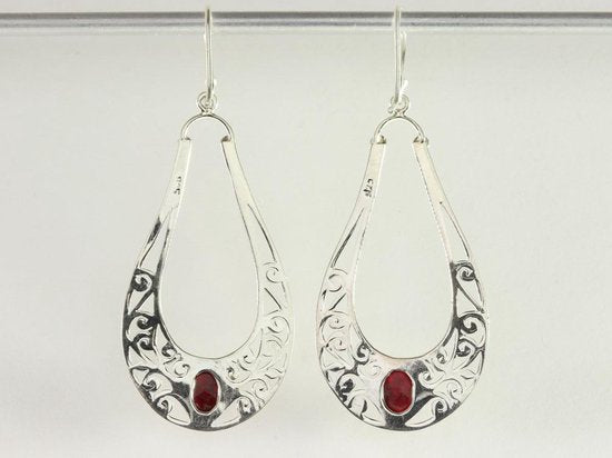 Lange opengewerkte zilveren oorbellen met robijn afbeelding 3