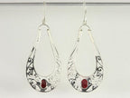 Lange opengewerkte zilveren oorbellen met robijn afbeelding 3