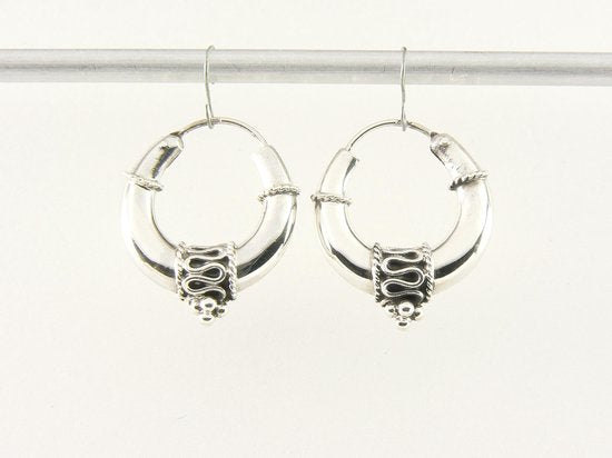 Bewerkte zilveren Bali oorringen afbeelding 1