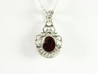 Opengewerkte zilveren hanger met granaat aan ketting afbeelding 4