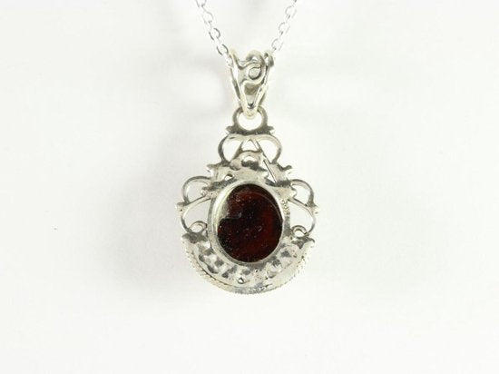 Opengewerkte zilveren hanger met granaat aan ketting afbeelding 4
